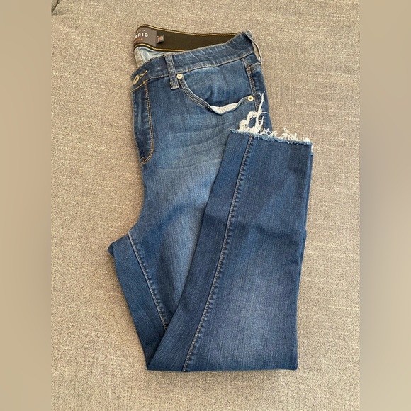Shy High Skinny jeans. Clean front raw hem. - Picture 4 of 4